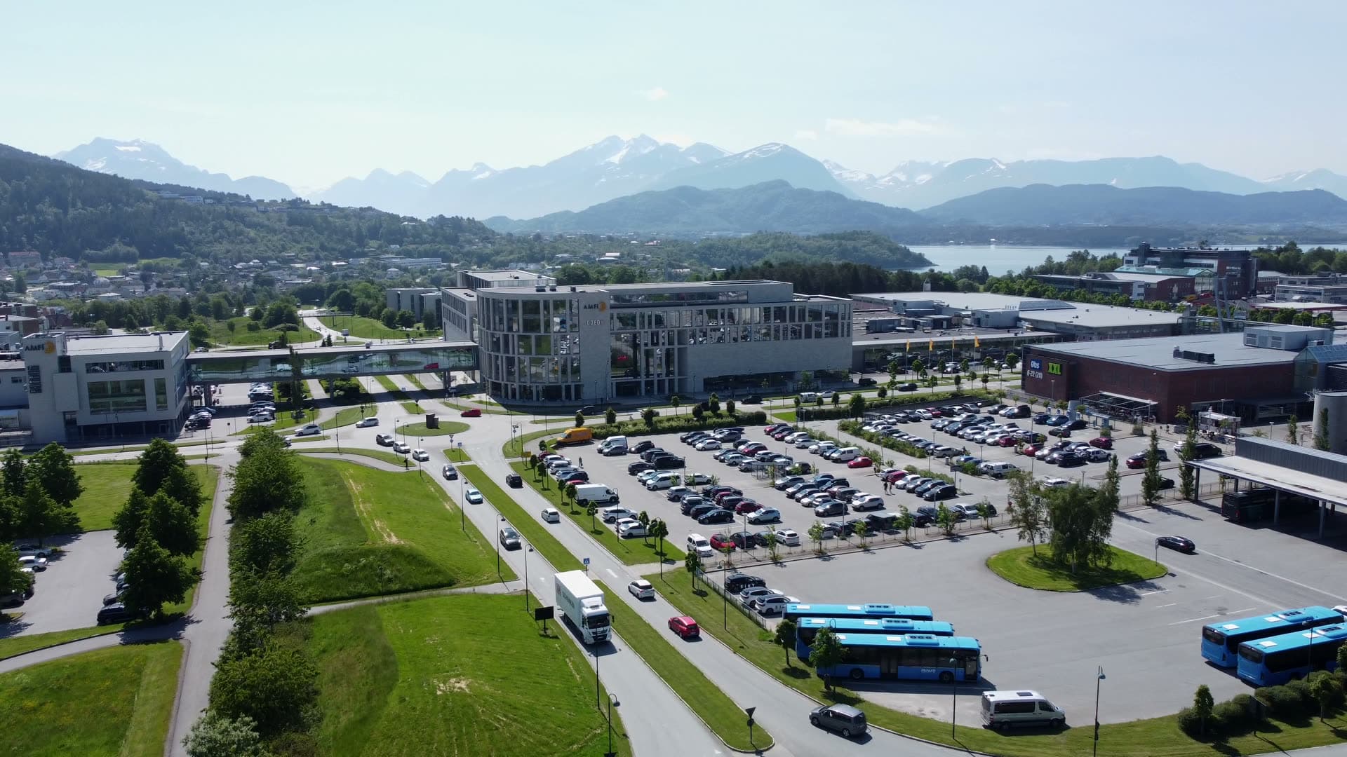 Moa shopping center, parking areas and nearby neighborhoods