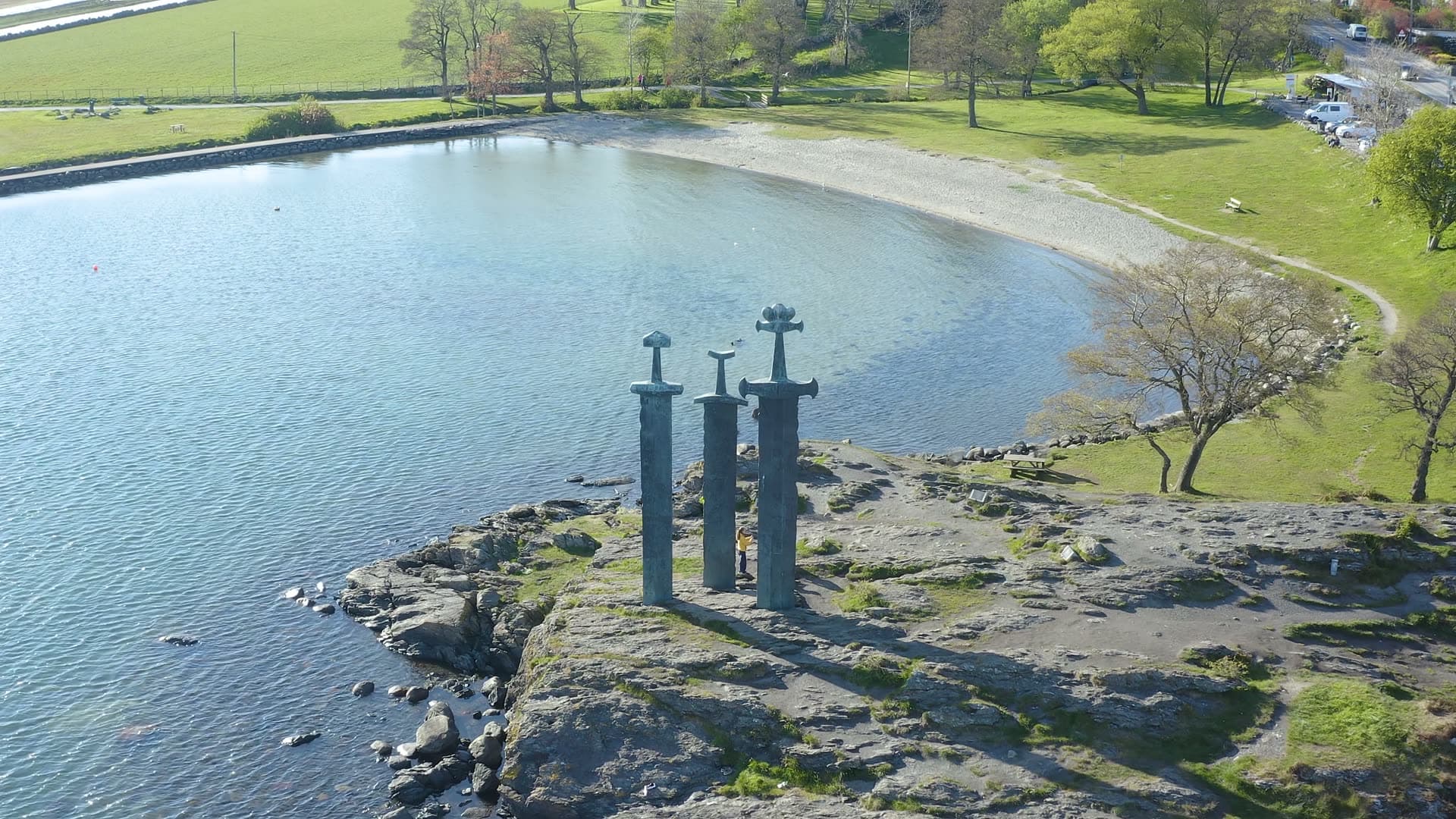 Three Swords in stone lakeside memorial, Sverd i fjell