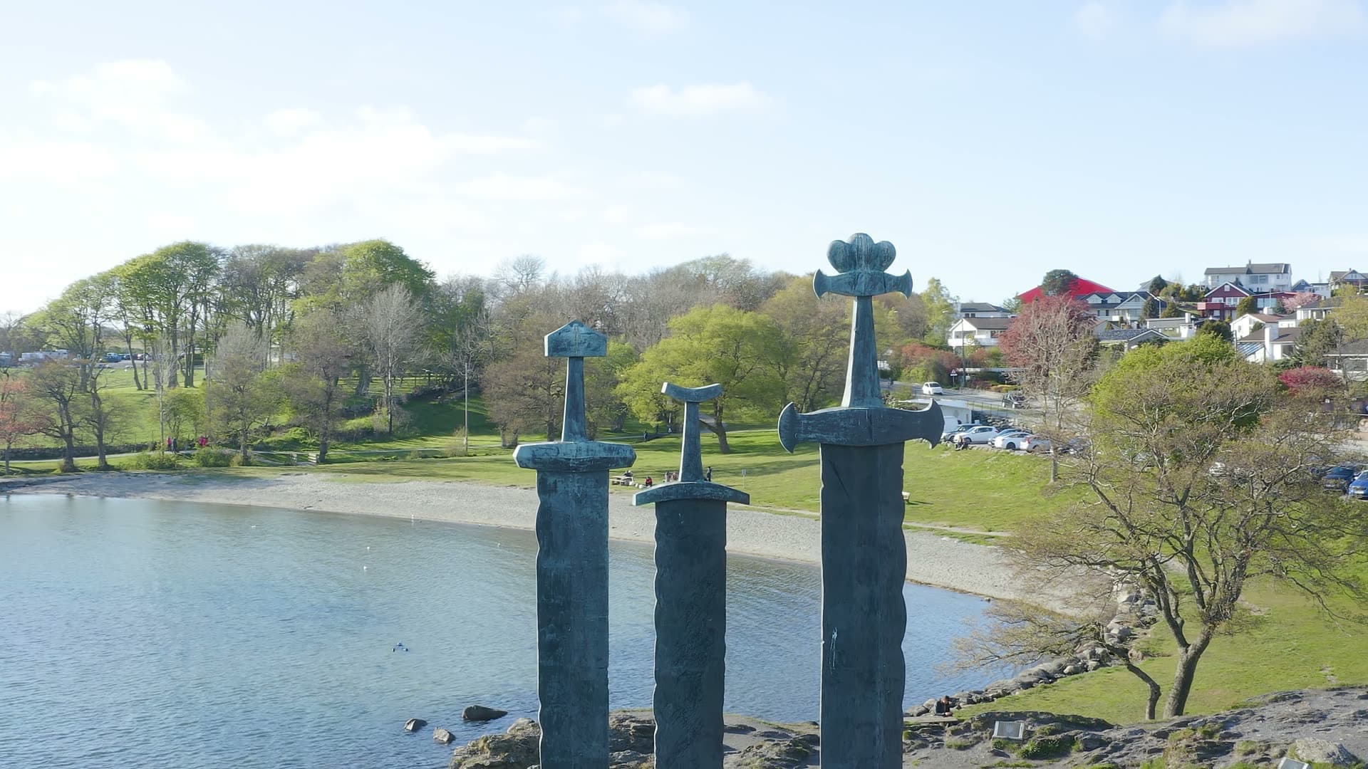 Three Swords in stone on waterfront, Sverd i fjell
