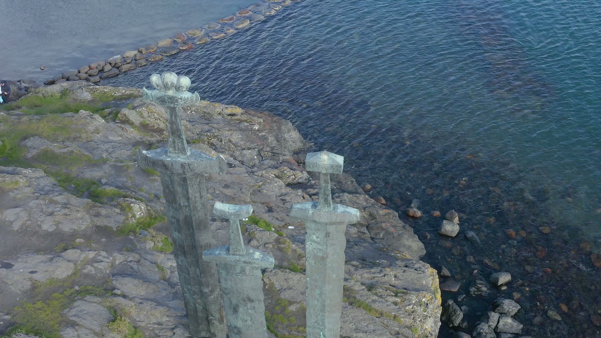 Three Swords in stone on rocky coast, Sverd i fjell