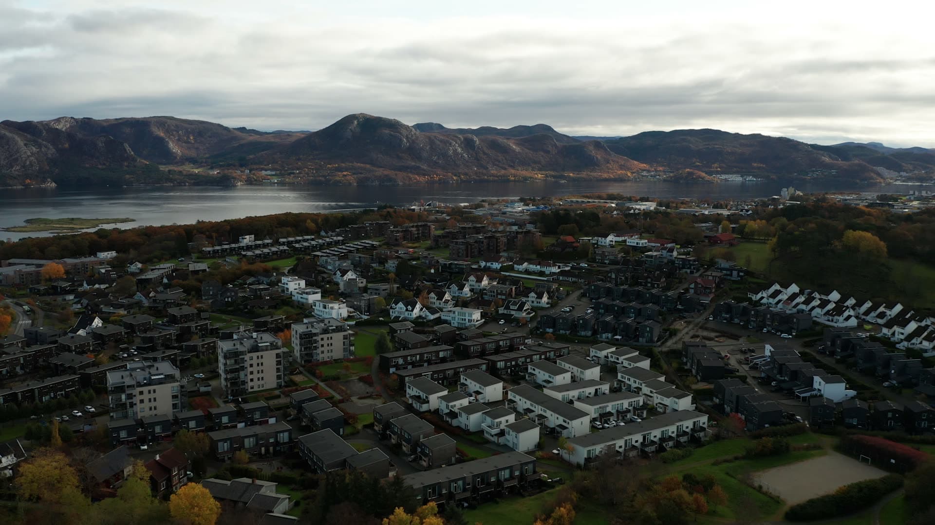 Lakeside town with mountains and autumn woodland, Godeset