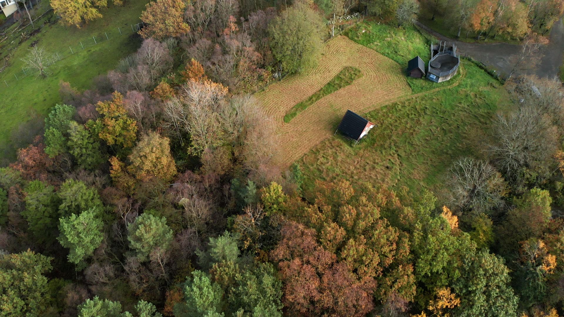 Gausel fritidsgård, Rural farmland with autumn forest, Godeset