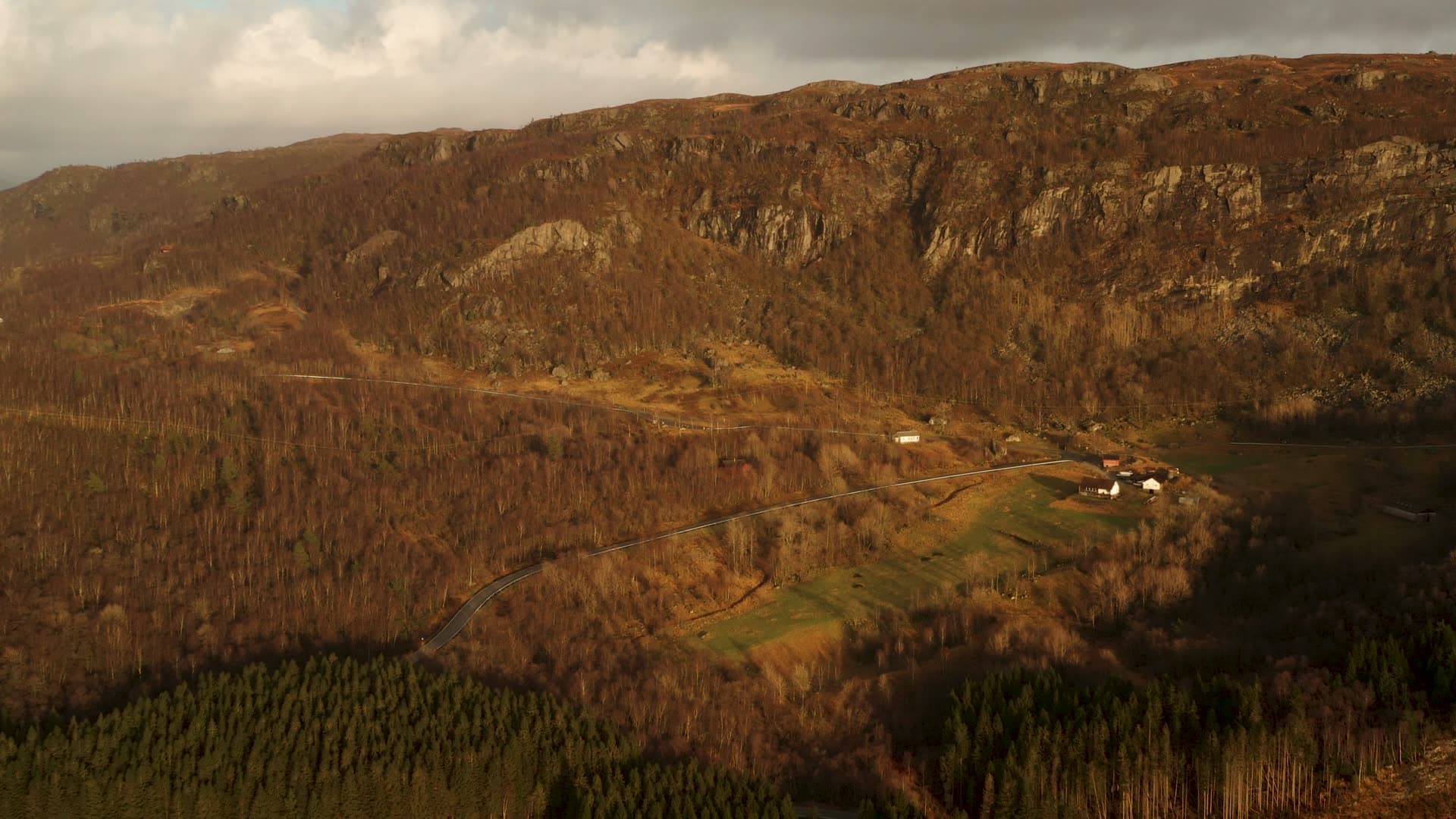 River winding through forested mountain valley, Hetlandsvatnet
