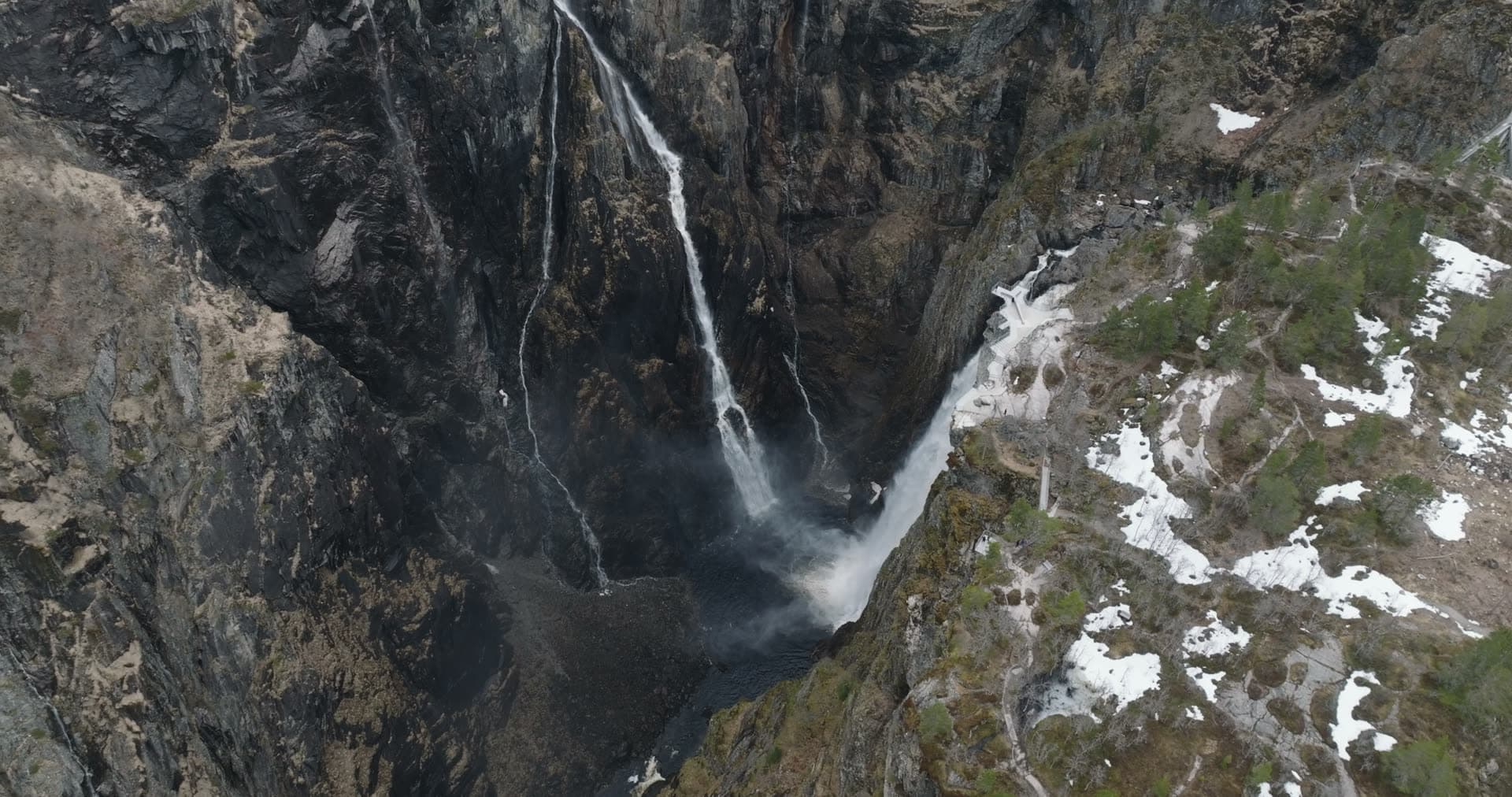 Waterfall flowing through narrow rocky canyon, Vøringsfossen