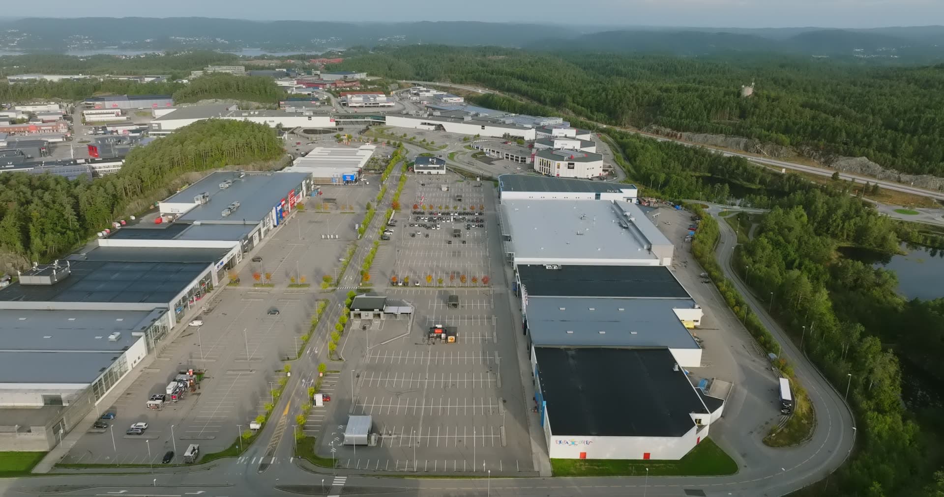 Multiple retail warehouses with divided parking zones, Sørlandsparken, Kristiansand, Norway